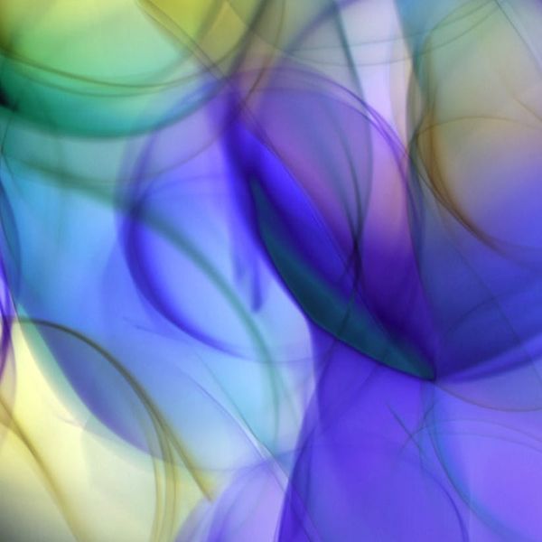 Formas abstractas que representan armonía y fluidez en tonos azul claro.